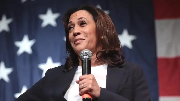 kamala harrins e bandiera americana